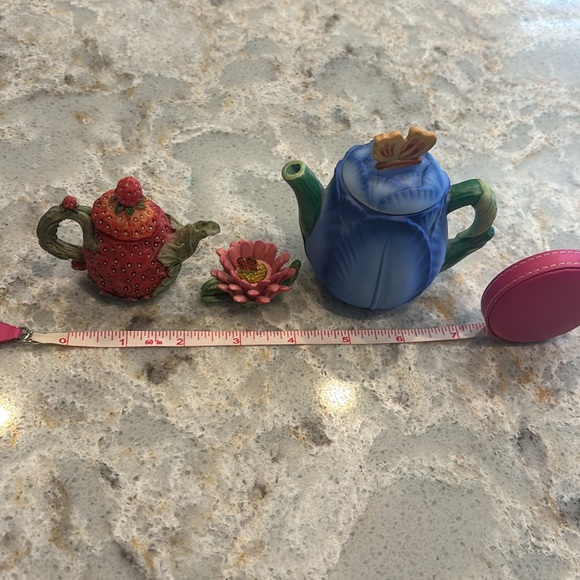 Teapot set, Miniature with removable lids. Large is Avon. Two smaller unmarked. - Picture 2 of 13